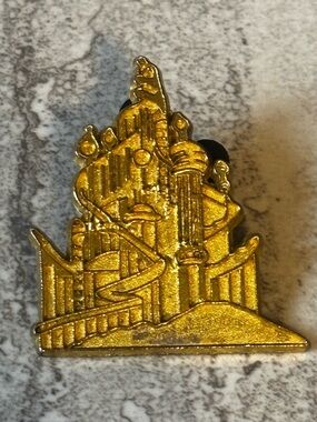 Disney Little Mermaid's Palace 2002 Lapel Pin - Lanyard Trading Series Badge Pin